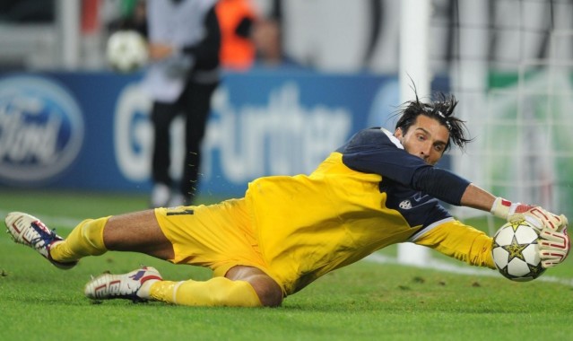 篮筐无情！恩比德霸气扣篮遭盖帽，球迷戏称第一逼王也吃瘪