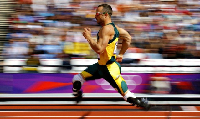 力克北伦敦死敌！托特纳姆热刺捧杯庆祝，官方发文，奖杯陈列室冠军+1