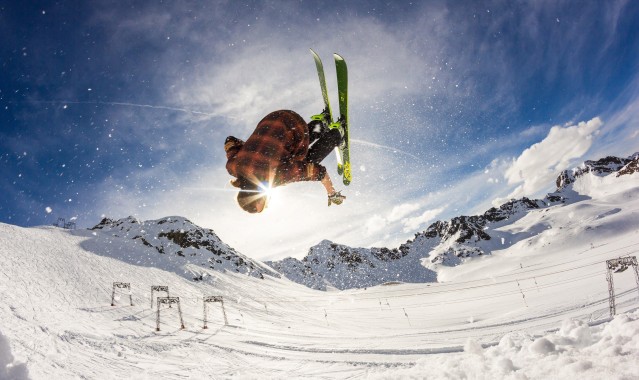 绿茵新章，2025年中国足球年轻力量觉醒，联赛复苏信号显现