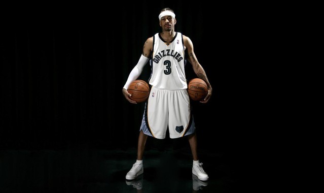 斯德哥尔摩德比后惊魂一刻，球迷暴力推人落站台，肇事者获刑一年半引深思