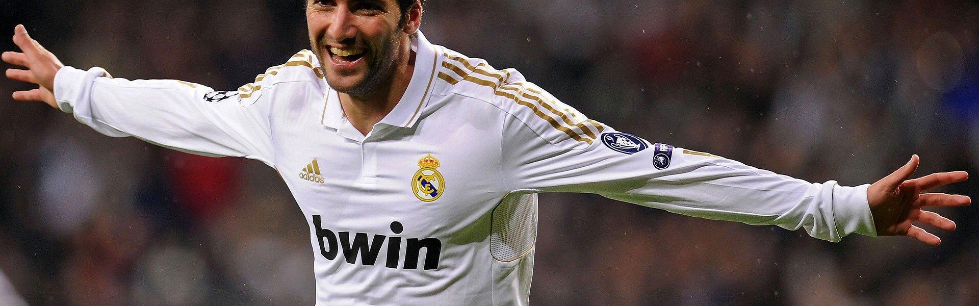 沙特豪门亚冠狂胜！中立场变主场 无外援限制引爆攻势足球